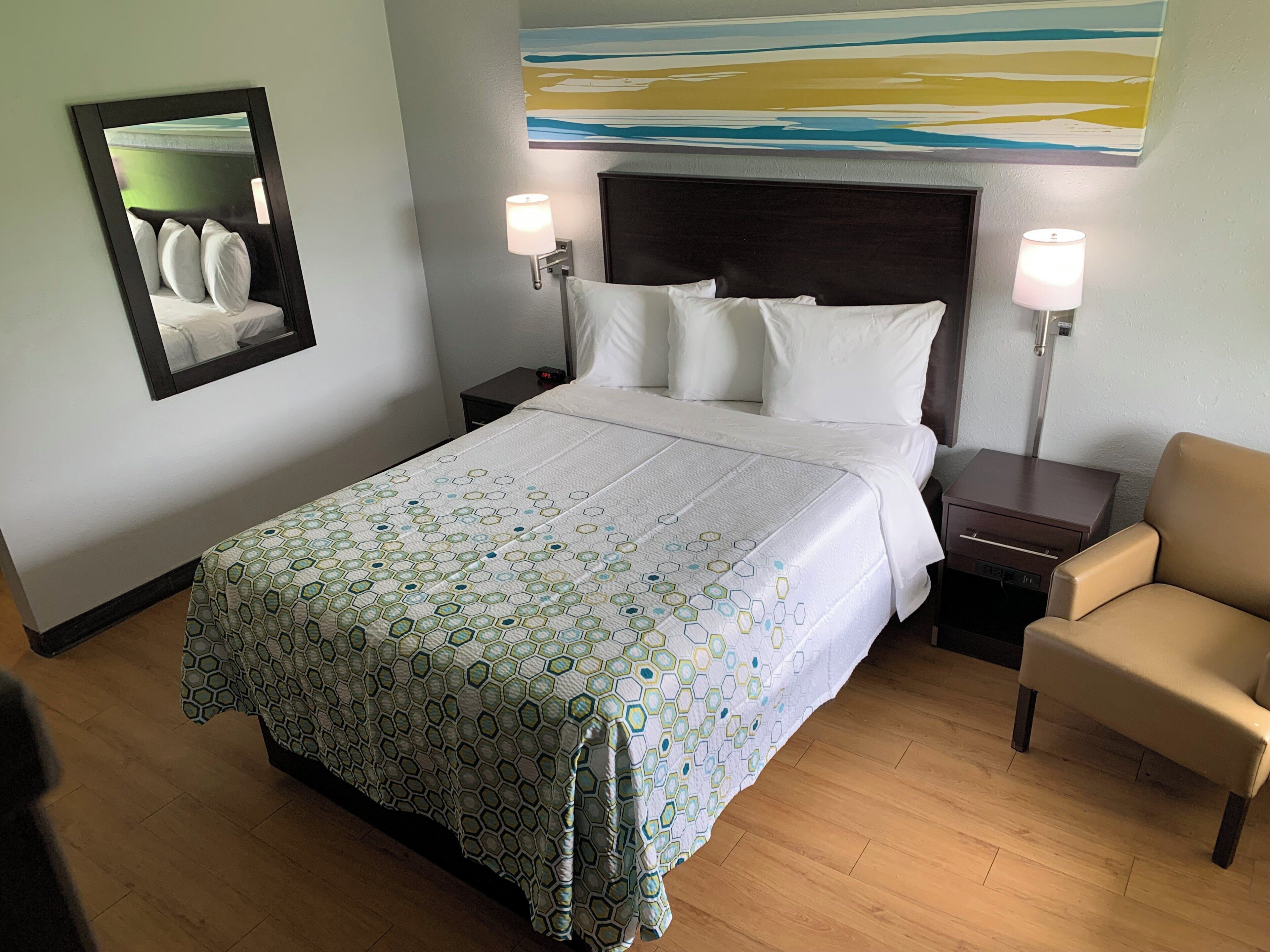 Studio, 1 Queen Bed, Non Smoking | Desk, laptop workspace, soundproofing, iron/ironing board