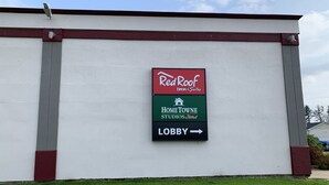 Un panneau indiquant l’emplacement de Red Roof Inn & Suites, de Home Towne Studios, ainsi que le chemin vers le hall d’accueil.