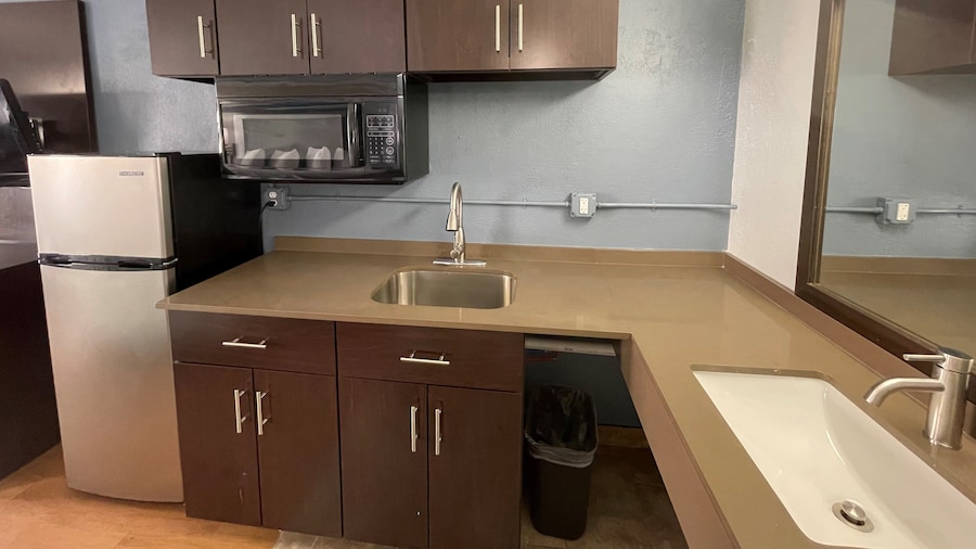 HomeTowne Studios by Red Roof Battle Creek