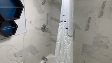 Combined shower/tub, hair dryer, towels