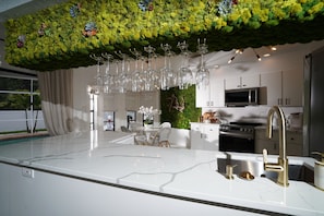 Refrigerador, microondas, horno, placa de cocina