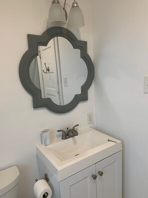 Tina con regadera, secadora de cabello, toallas