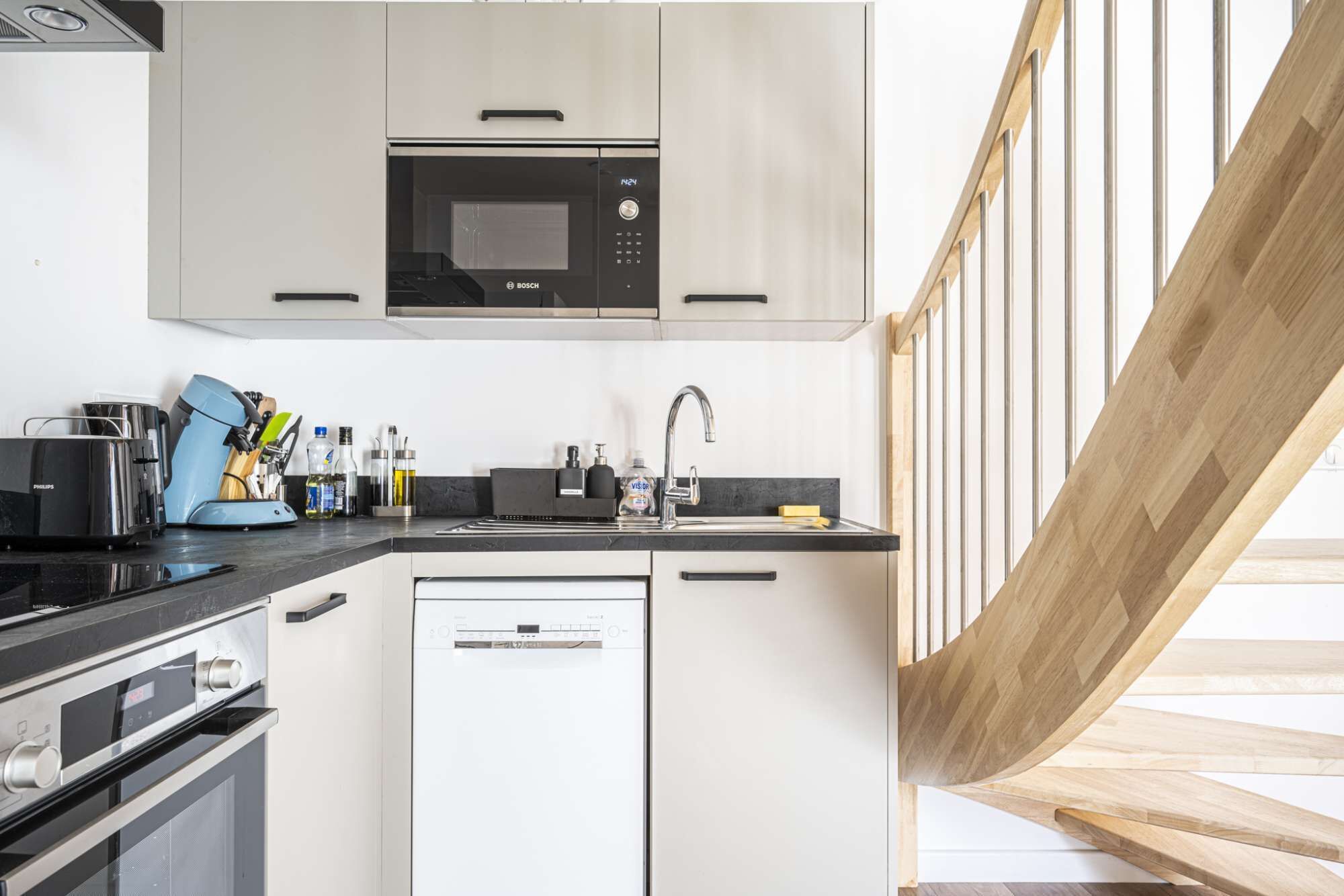 Réfrigérateur, micro-ondes, four, plaque de cuisson