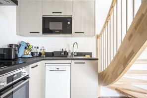 Réfrigérateur, micro-ondes, four, plaque de cuisson