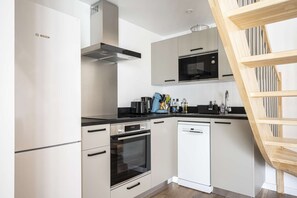 Réfrigérateur, micro-ondes, four, plaque de cuisson