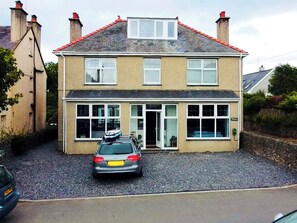 Exterior - Llwynfor is the ideal base for your Llyn Peninsula holiday at any time of year. (Morfa Nefyn, near Pwllheli)