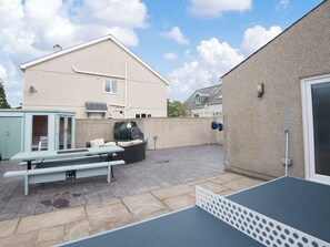 Outdoor dining - Llwynfor is the ideal base for your Llyn Peninsula holiday at any time of year. (Morfa Nefyn, near Pwllheli)