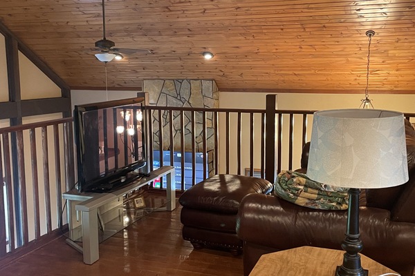 Smart TV, chimenea y estéreo