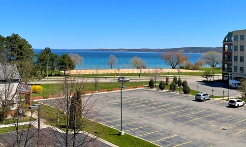 Corner Luxury Townhouse - Downtown Traverse City