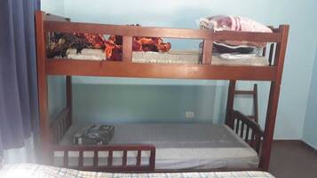 2 habitaciones, escritorio, tabla de planchar con plancha y wifi