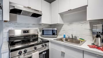 Luxury Apartment, 2 Bedrooms, River View | Private kitchen | Fridge, microwave, oven, stovetop