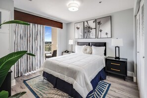 Premium bedding, down comforters, memory foam beds, laptop workspace - South River Suites (Miami)