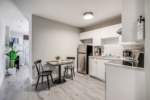 Luxury Studio Suite, River View | Private kitchen