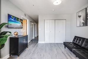 Luxury Apartment, 2 Bedrooms, River View | Living area