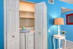 Appartamento (Another Endless Summer on B Street (U) | Esterni