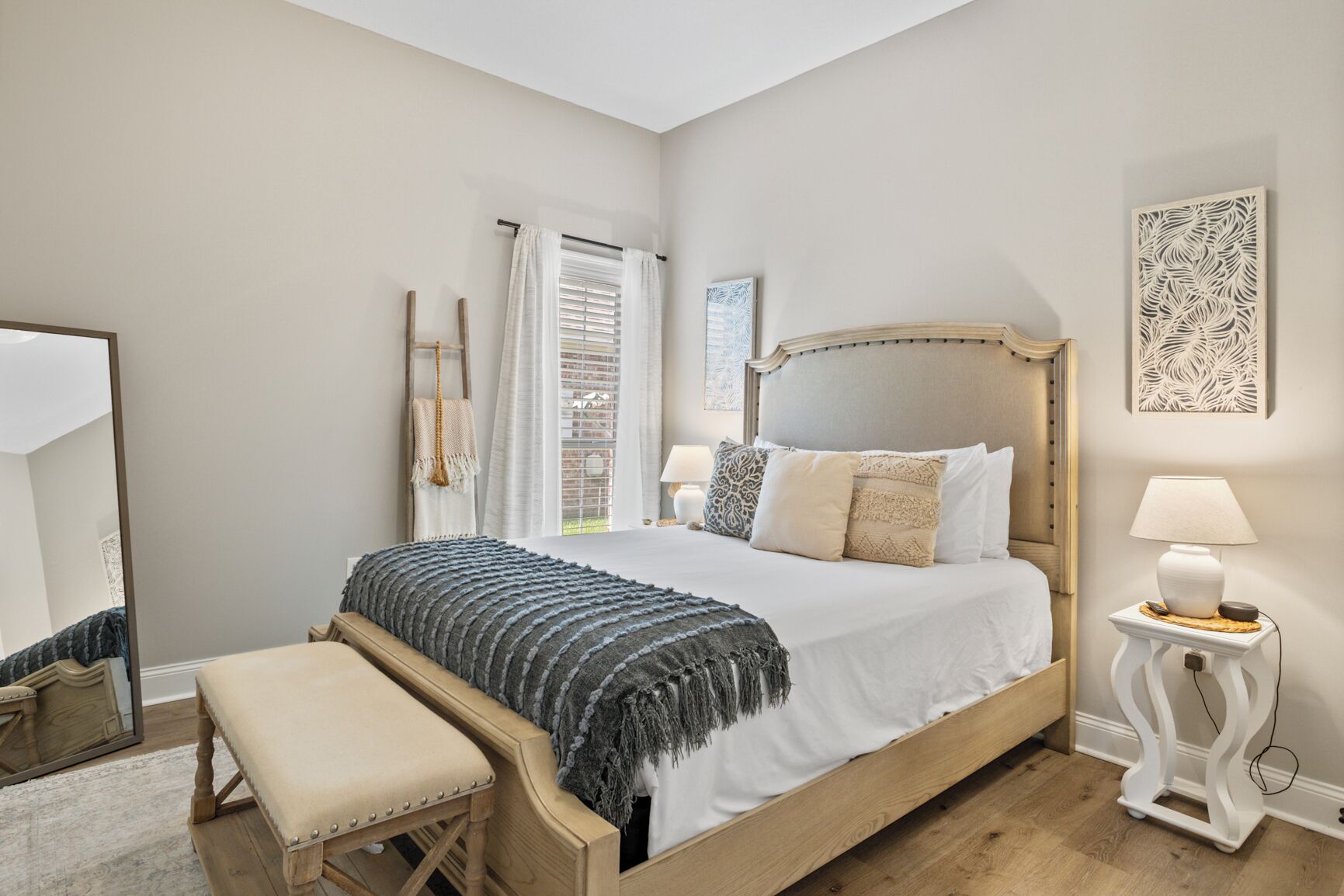 3 chambres, coffres-forts dans les chambres, fer et planche à repasser