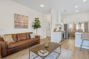 Smart-tv, eldstad, böcker och ett musikbibliotek