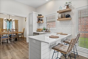 Dining - "Black Pearl: Luxury Home, Near Amenities, Sleeps 6" (Pearl)