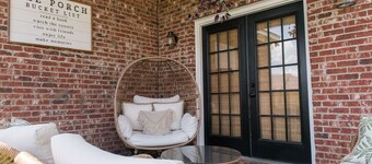 "Black Pearl: Luxury Home, Near Amenities, Sleeps 6"