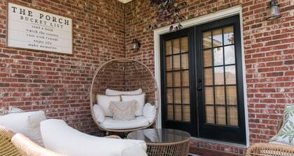 "Black Pearl: Luxury Home, Near Amenities, Sleeps 6"