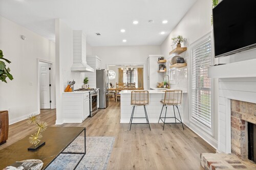 "Black Pearl: Luxury Home, Near Amenities, Sleeps 6"