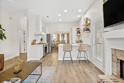 "Black Pearl: Luxury Home, Near Amenities, Sleeps 6"