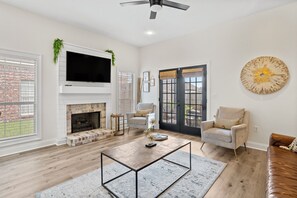 Smart TV, fireplace, books, music library - "Black Pearl: Luxury Home, Near Amenities, Sleeps 6" (Pearl)