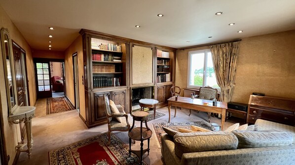 Télévision, lecteur de DVD, livres, chaîne hi-fi