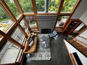 Smart TV, lettore DVD, libri, biblioteca musicale