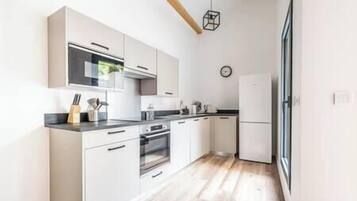 Réfrigérateur, micro-ondes, four, plaque de cuisson