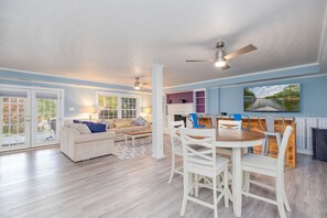 Smart TV, chimenea y estéreo