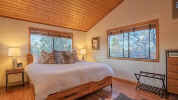 2 soverom, skrivebord, strykejern/-brett og reiseseng for barn