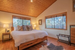 2 Schlafzimmer, Schreibtisch, Bügeleisen/Bügelbrett, Reisekinderbett