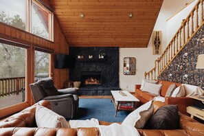 Smart-TV, Kamin, Videospiele, Bücher