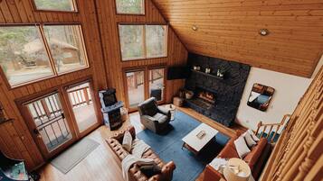 Smart TV, chimenea, videojuegos y libros