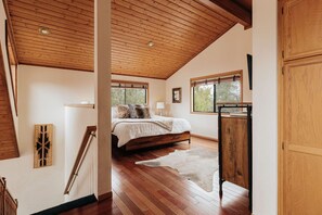 2 bedrooms, desk, iron/ironing board, travel cot