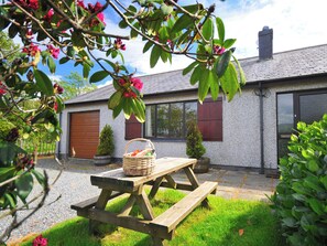 Outdoor dining - 3 bedroom accommodation in Dolgellau (Dolgellau)