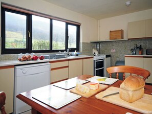 Dishwasher, cookware/dishes/utensils, freezer - 3 bedroom accommodation in Dolgellau (Dolgellau)