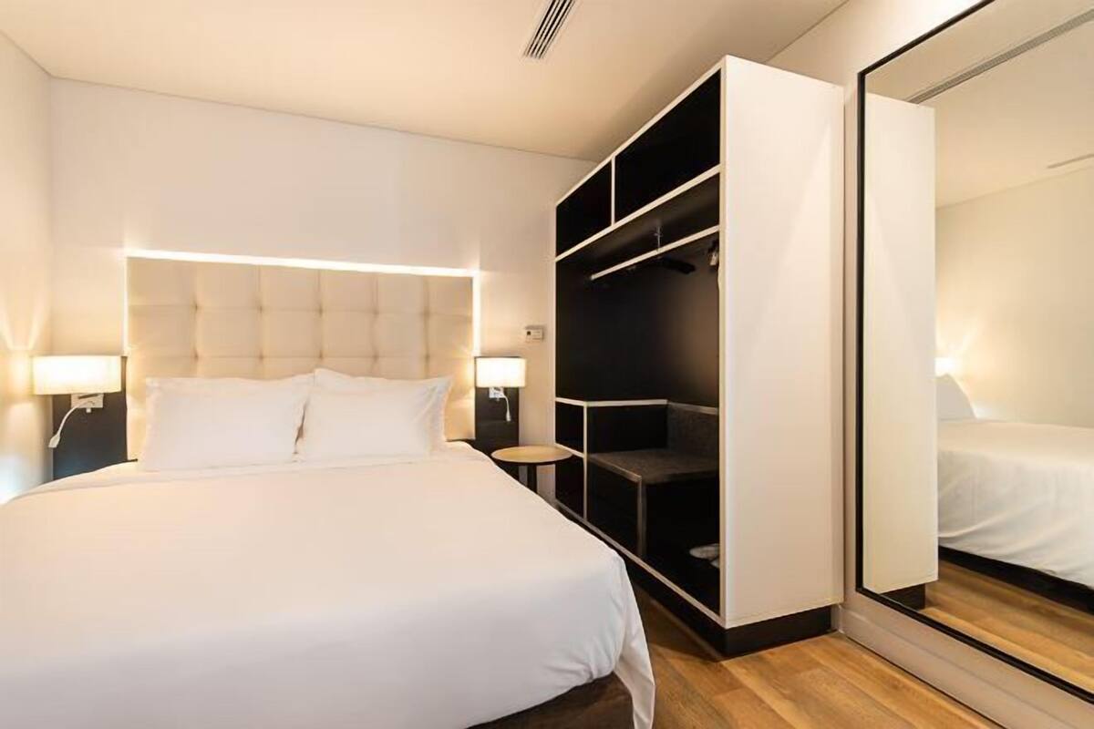 1 chambre, minibar, coffres-forts dans les chambres, bureau