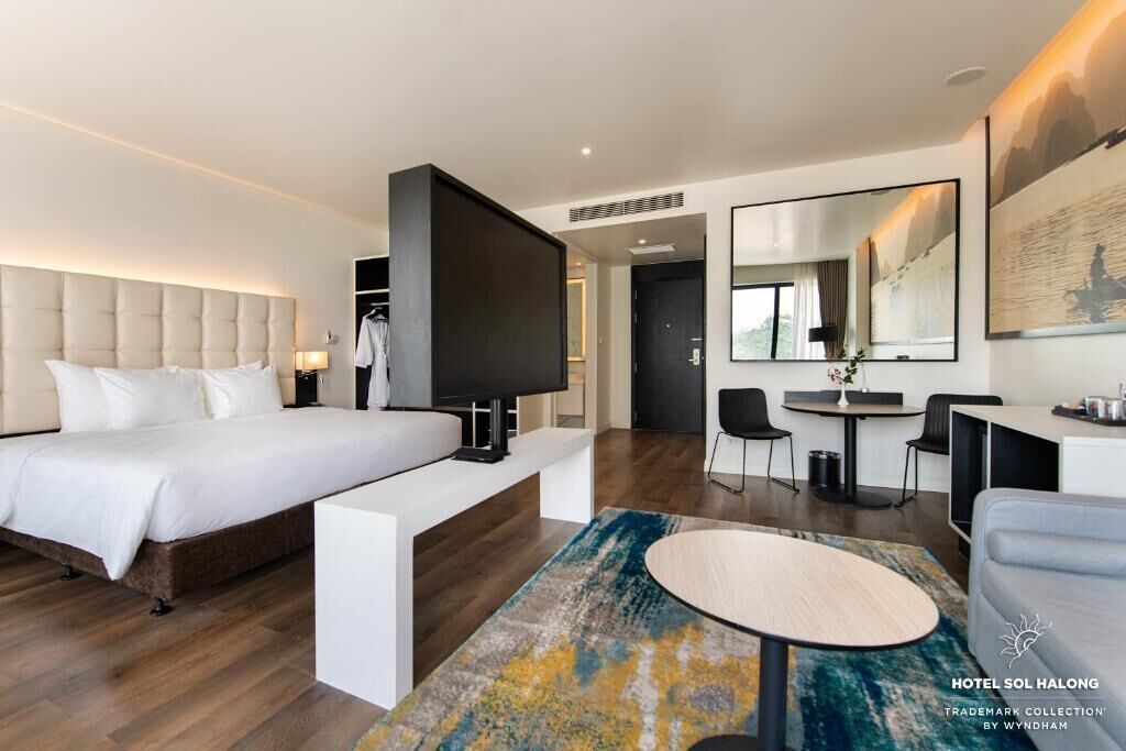 Minibar, caja de seguridad en la habitación y escritorio 