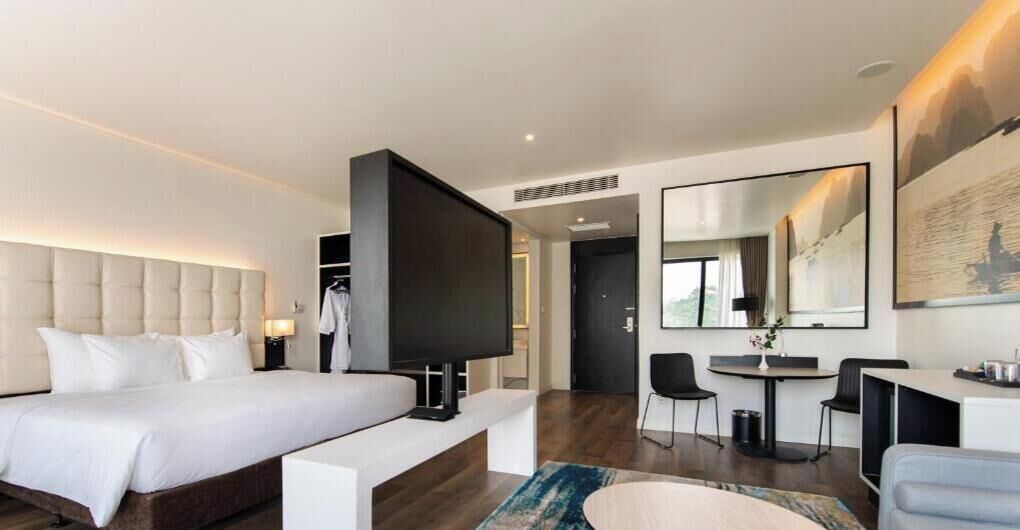 Minibar, caja de seguridad en la habitación y escritorio 