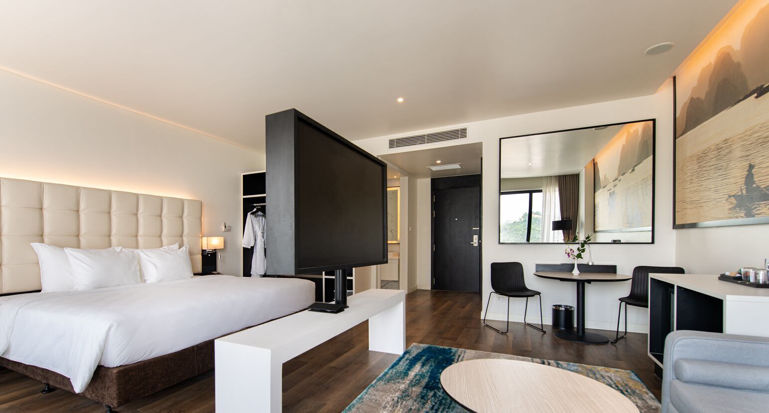 Minibar, caja de seguridad en la habitación y escritorio 