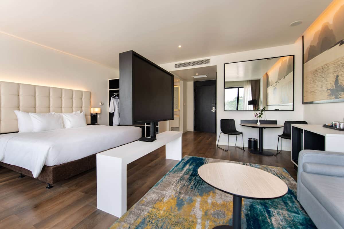 Suite, 1 kingsize bed, niet-roken | 1 slaapkamer, een minibar, een kluis op de kamer, een bureau