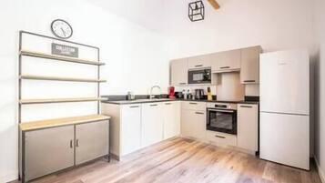 Réfrigérateur, micro-ondes, four, plaque de cuisson