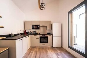 Réfrigérateur, micro-ondes, four, plaque de cuisson