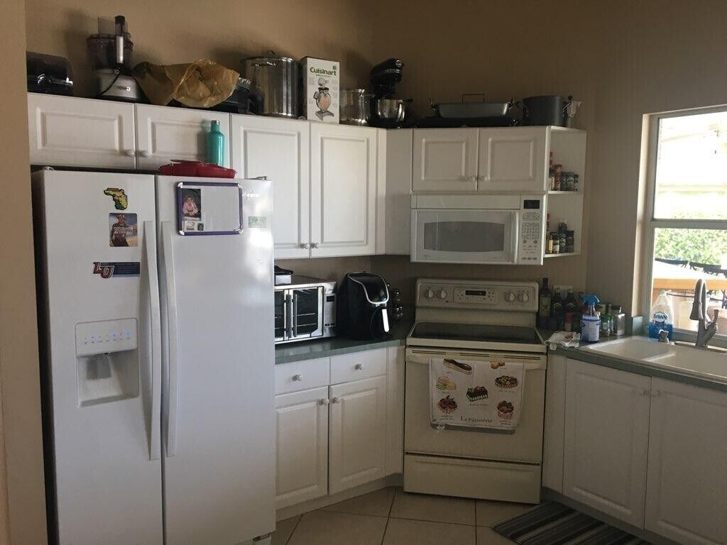 Fridge, oven, stovetop, cookware/dishes/utensils