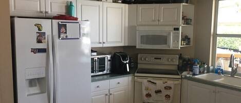 Fridge, oven, stovetop, cookware/dishes/utensils