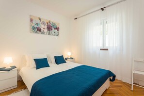 2 habitaciones, tabla de planchar con plancha y cuna de viaje 