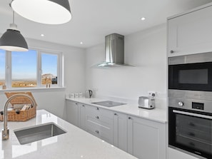 Geschirrspüler, Hochstuhl, Kücheninsel