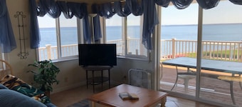 Waterfront Cottage, Palm Tree Pointe, private space right on the water.